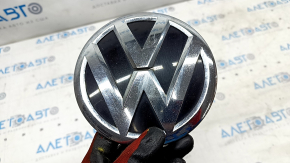 Emblema grilei radiatorului VW CC 13-17, restaurată, suportul rupt, nisip, fisuri