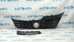 Решетка радиатора grill VW CC 13-17 рест, вздулся хром, сломаны крепления, сломана, песок