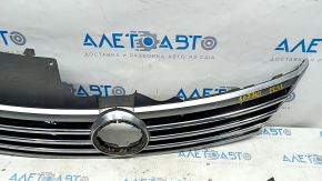 Решетка радиатора grill VW CC 13-17 рест, вздулся хром, сломаны крепления, сломана, песок