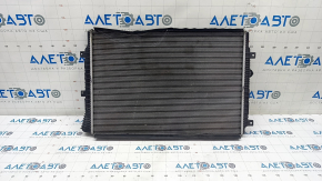 Радиатор охлаждения вода VW Jetta 16-16 USA 1.4T примят