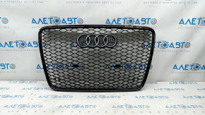 Grila radiatorului Audi Q7 4L 10-15, negru lucios, cu emblema, suporturile pentru proiectoare sunt dezlipite.