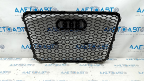 Grila radiatorului Audi Q7 4L 10-15, negru lucios, cu emblema, suporturile pentru proiectoare sunt dezlipite.