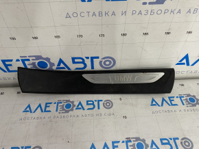 Capac prag spate dreapta BMW X5 F15 14-18, neagra pentru 3 randuri cu insertie cromata, zgarieturi.