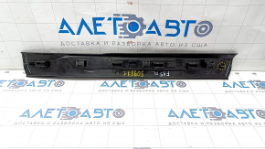 Capac prag fata stanga BMW X5 F15 14-18, neagra cu insertie cromata, zgarieturi, prinderea este rupta.