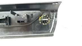 Capac prag fata stanga BMW X5 F15 14-18, neagra cu insertie cromata, zgarieturi, prinderea este rupta.