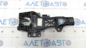 Mecanismul manetei ușii din față dreapta a Audi Q7 4L 10-15 are fixarea ruptă.