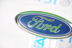 Emblema siglei de pe bara din față a Ford Focus mk3 15-18 resturi zgâriate