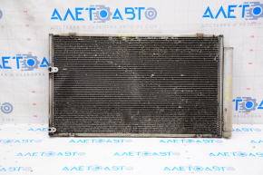 Radiatorul condensatorului de aer condiționat Toyota Prius 2004-2009 îndoit.