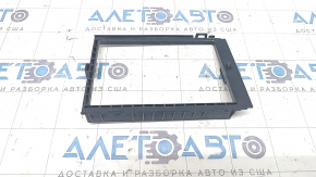 Capacul de presiune al cutiei de siguranțe a motorului Lexus RX400h 06-08 este rupt de la fixare.