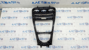 Capacul panoului frontal central Mercedes GLC 16-19 din lemn negru, uzat.