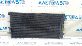 Radiatorul condensatorului de aer condiționat Audi A6 C7 12-17 este zdrobit.