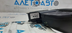 Butoanele de control sunt pe partea stângă a volanului la Ford Focus mk3 15-18 restilizat, uzuri