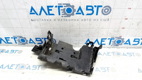 Suportul distribuitorului de curent pentru Ford Fusion mk5 13-20 are fixările rupte.