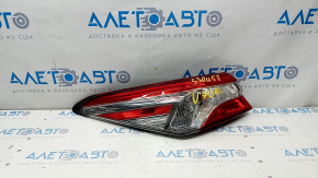 Lampa exterioară aripă stângă Toyota Camry v70 18- fără capac, suport rupt.