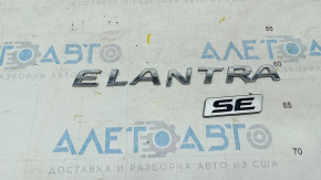 Emblema cu inscripția Elantra SE de pe capacul portbagajului Hyundai Elantra AD 17-20