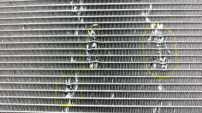 Radiatorul condensatorului de aer condiționat VW Jetta 19- este deteriorat.