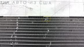 Radiatorul condensatorului de aer condiționat VW Jetta 19- este deteriorat.