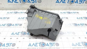 Corpul blocului ECU Audi A4 B8 08-16 2.0T este deteriorat.