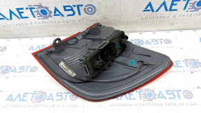 Lampa exterioară aripă stângă BMW X3 F25 11-17 uzată, suporturile sunt rupte.