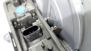 Lampa exterioară aripă stângă BMW X3 F25 11-17 uzată, suporturile sunt rupte.