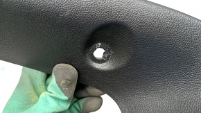 Capacul portbagajului dreapta Chevrolet Trax 15-22 negru, zgârieturi, lipsă ghidaj, plastic decolorat