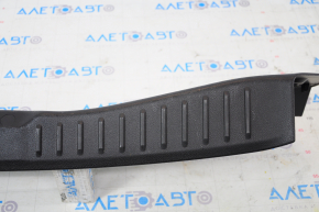 Накладка проема багажника Ford Focus mk3 11-18 5d черн, царапины, слом креп