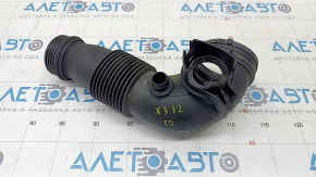 Conducta de aer de la intercooler pentru BMW X3 F25 11-17 2.0T este ruptă.