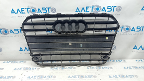 Grila radiatorului asamblată Audi A6 C7 12-15 pre-restilizare, fără cameră, negru lucios, pentru senzori de parcare, nisip, celule rupte, fisuri.