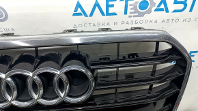 Grila radiatorului asamblată Audi A6 C7 12-15 pre-restilizare, fără cameră, negru lucios, pentru senzori de parcare, nisip, celule rupte, fisuri.