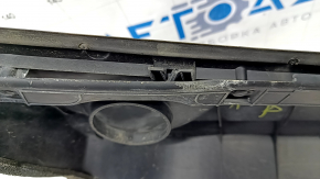 Grila stergatoarelor din plastic pentru Hyundai Sonata 15-19 are prinderea rupta, lipsesc fragmentele de etansare