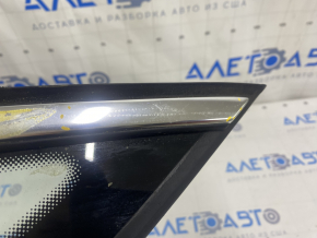 Geamul lateral din spate dreapta cu geam opac pentru VW Passat b8 16-19 USA cromat, zgârieturi pe crom.