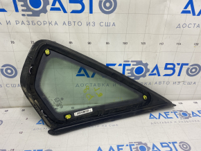 Geamul lateral din spate stânga VW Passat b8 16-19 USA, cu geam opac, cromat, zgârietură pe crom, zgârietură pe geam