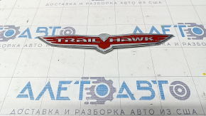 Emblema cu inscripția Trail Hawk de pe ușa portbagajului Jeep Renegade 15-