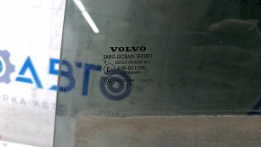 Geamul ușii din spate stânga a Volvo XC90 16-22, cu tentă, zgârietură.