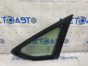 Geamul surd din spatele stâng al Ford Focus mk3 11-18 5d cu matriță, zgârieturi pe geam, matrița s-a desprins