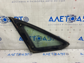 Geamul lateral din spate dreapta cu geam opac pentru Ford Focus mk3 11-18 4d cu matriță cromată, zgârieturi pe geam, zgârieturi pe crom