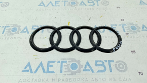 Emblema portbagajului Audi Q7 16 este vopsită în negru.