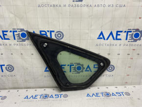 Fereastra din spate dreapta a Toyota Prius 30 10-15, fara incalzire, cu geam opac, zgarieturi pe geam.