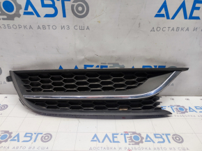 Grila bara fata dreapta VW Passat b7 12-15 SUA fara PDC, cu ornamente, nisip pe crom, suporturi rupte.