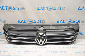 Решетка радиатора grill со значком VW Passat b7 12-15 USA трещина, мелкие тычки, песок, вздулся хром