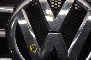 Grila radiatorului cu emblema VW Passat b7 12-15 SUA are o fisură, zgârieturi fine, nisip, crom umflat