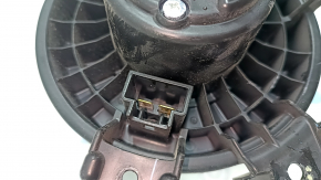 Motorul ventilatorului de încălzire Hyundai Sonata 15-19 are o crăpătură în fixare.