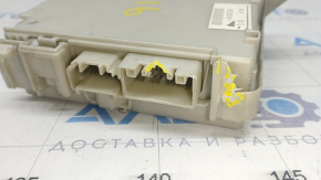 Blocul de siguranțe din portbagajul Lexus GS300 GS350 GS430 GS450h 06-11 are carcasa ruptă