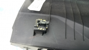 Capacul portbagajului Ford Explorer 20- zgârieturi, fixările sunt rupte, plasticul este decolorat.