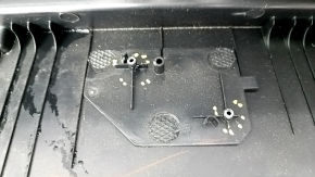 Capacul portbagajului Ford Explorer 20- zgârieturi, fixările sunt rupte, plasticul este decolorat.