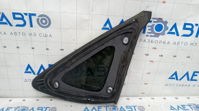 Geamul lateral stânga din spate din sticlă opacă Chrysler 200 15-17 crom, zgârieturi pe crom