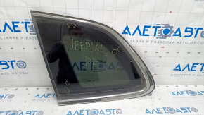 Форточка глухое стекло задняя левая Jeep Cherokee KL 14-18 хром царапины на хроме, царапины на стекле