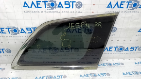 Geamul spate dreapta cu geam opac pentru Jeep Grand Cherokee WK2 11-16, cu ornamente cromate, zgârieturi pe crom, zgârieturi pe sticlă.