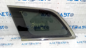 Geamul lateral stânga spate din sticlă opacă pentru Jeep Grand Cherokee WK2 11-16, cu ornamente cromate, zgârieturi pe crom, zgârieturi pe sticlă.