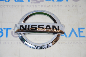 Emblema logo-ului Nissan pe portiera portbagajului Nissan Leaf 18-22 zgârieturi.